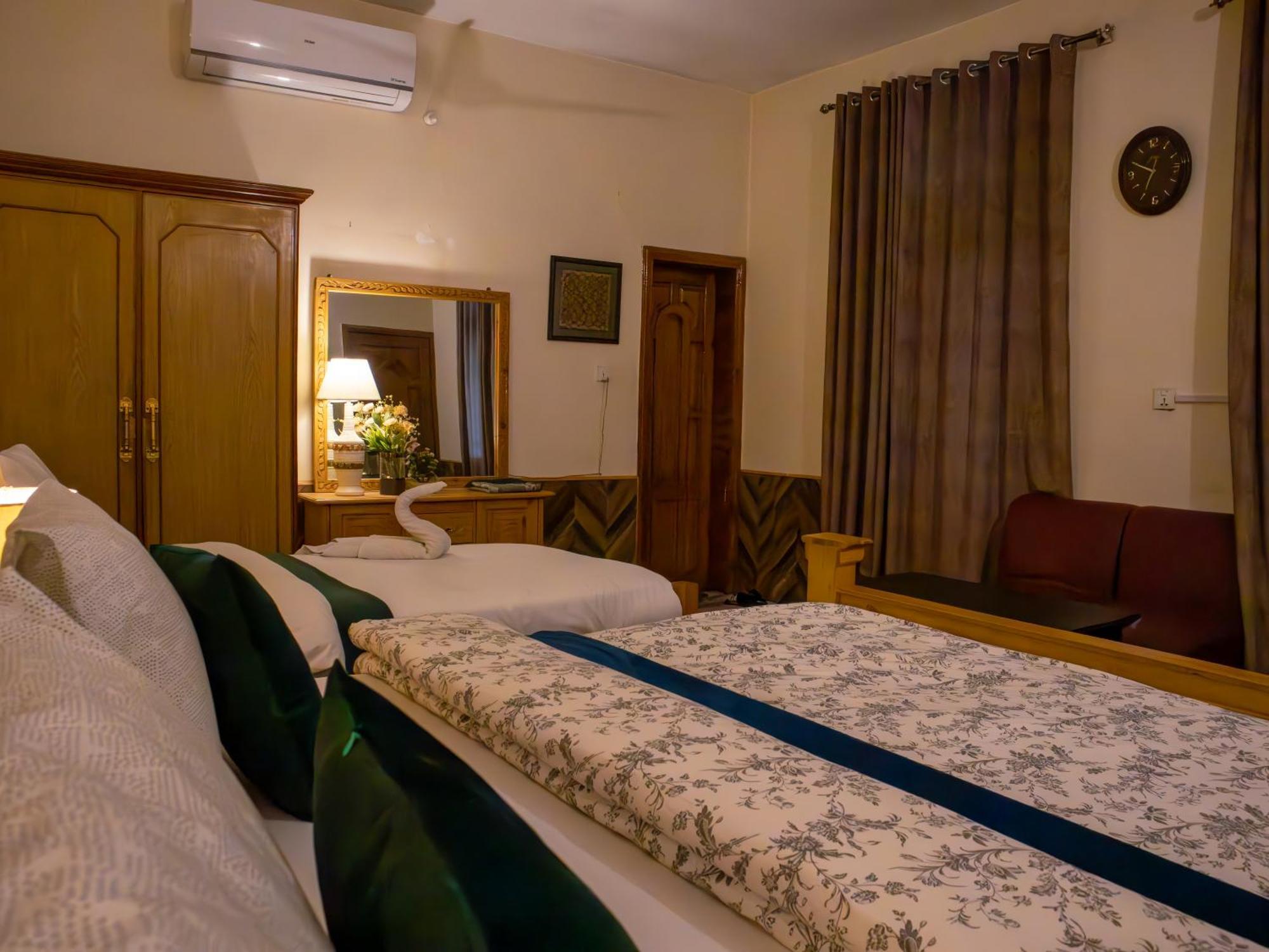 Duroyo Hotel Gilgit Ngoại thất bức ảnh