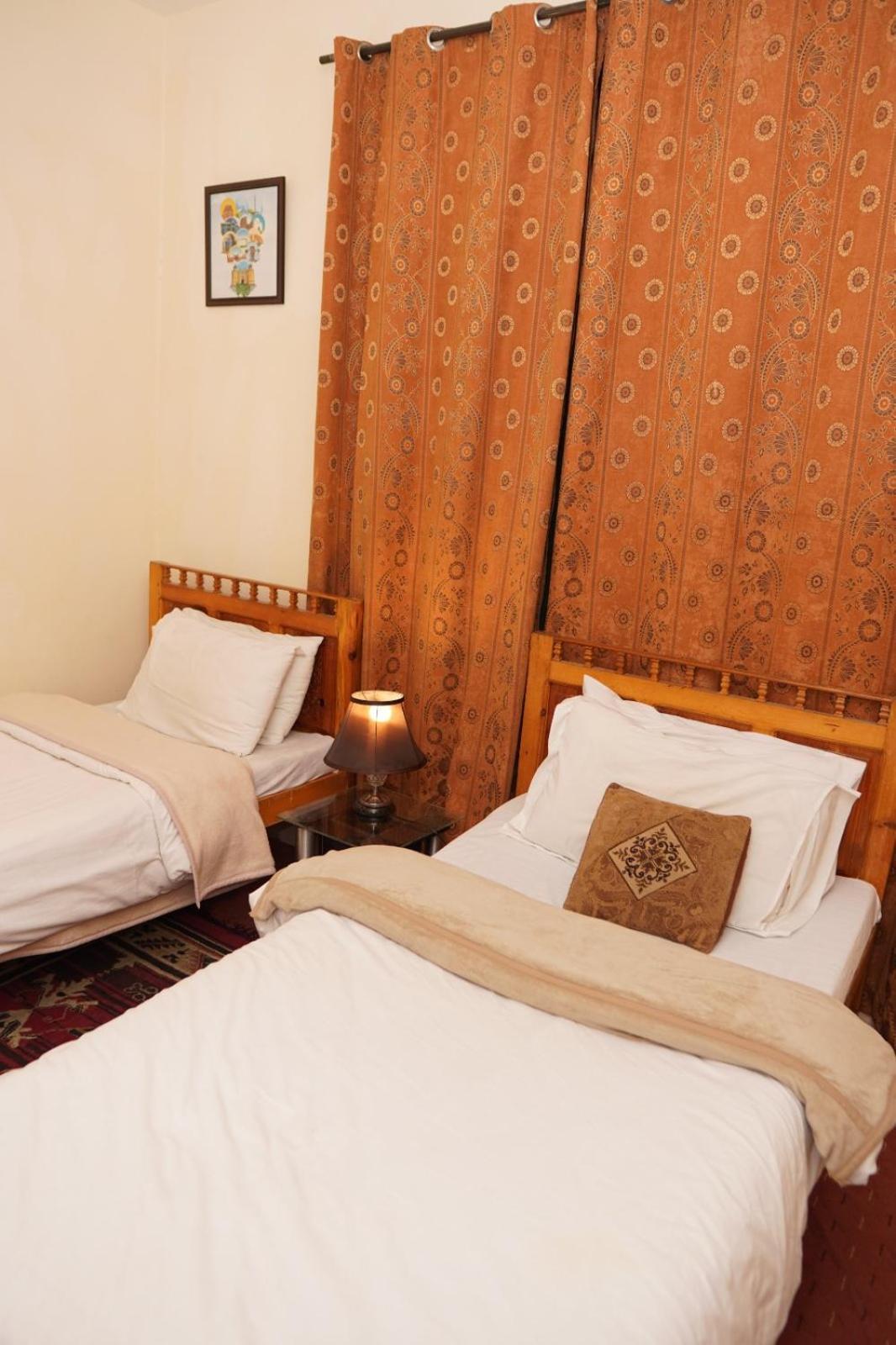 Duroyo Hotel Gilgit Ngoại thất bức ảnh