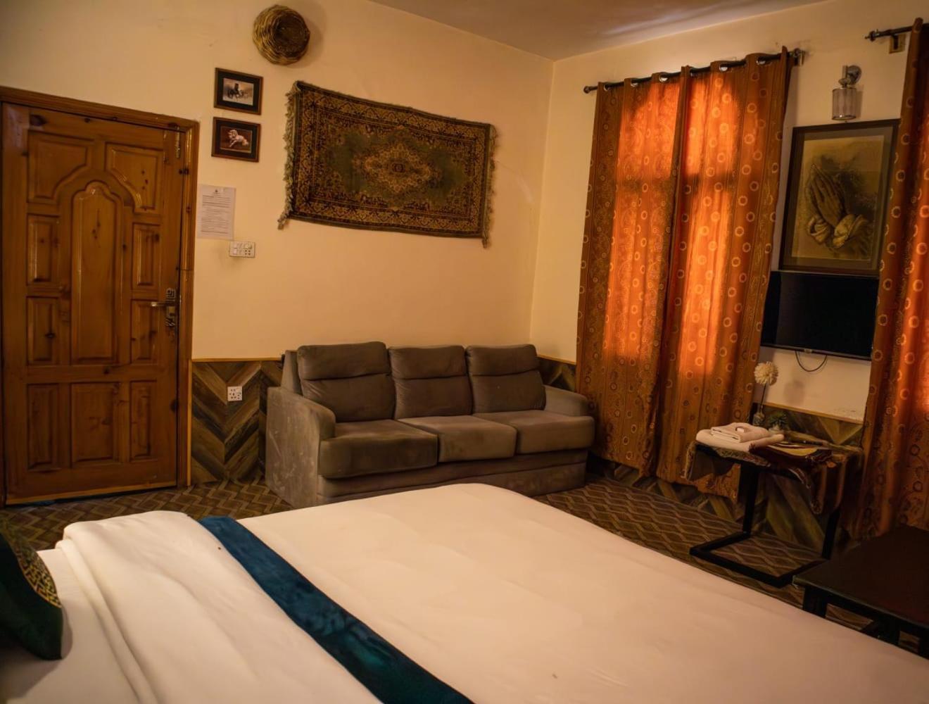 Duroyo Hotel Gilgit Ngoại thất bức ảnh